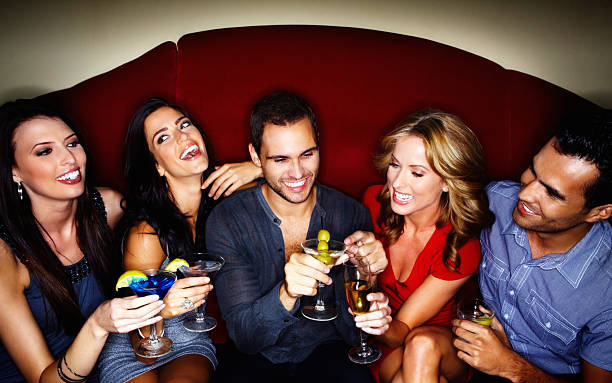 glückliches junges paar genießen getränke in einem nachtclub - nightlife party group of people martini stock-fotos und bilder