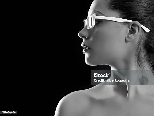 Hermosa Mujer Sexy Con Gafas Foto de stock y más banco de imágenes de Belleza - Belleza, Blanco y negro, Mujeres