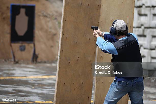 Foto de Homem De 9 Mm De Alcance De Disparo Revólver e mais fotos de stock de 25-30 Anos - 25-30 Anos, 30-34 Anos, Adulto