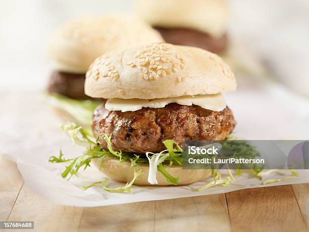 Mini Hamburguesa Con Queso Havarti Foto de stock y más banco de imágenes de Pequeño - Pequeño, Plato - Vajilla, Hamburguesa de carne