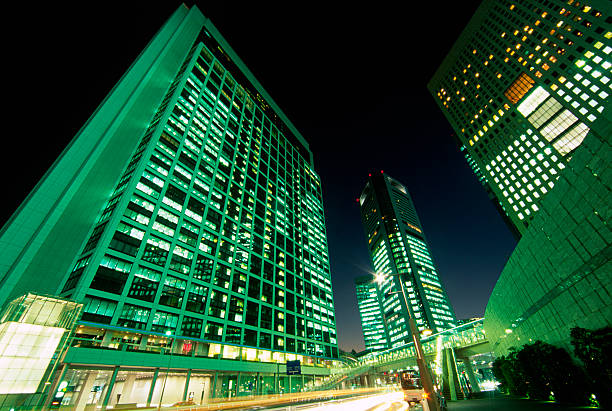 tokyo edificios de oficinas - shiodome urban scene blurred motion tokyo prefecture fotografías e imágenes de stock