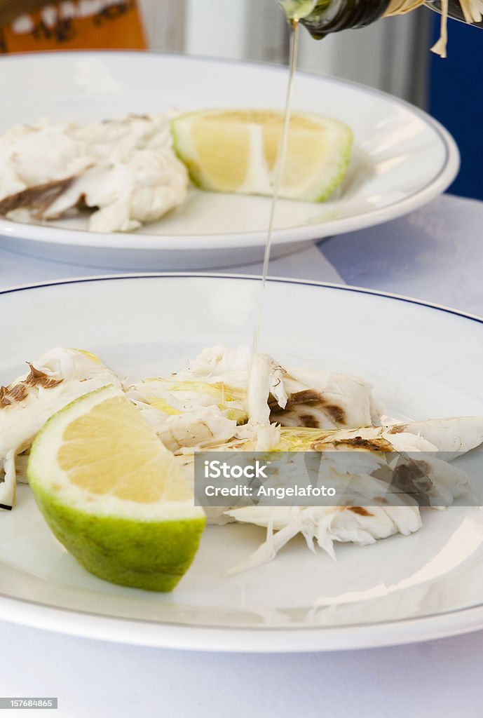オリーブオイルを注ぐた魚 - プロチダ島のロイヤリティフリーストックフォト