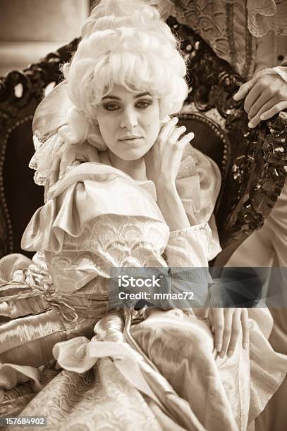Piękna Kobieta W Stary Francuski Kostiumy - zdjęcia stockowe i więcej obrazów Cannes - Cannes, Czarno biały, Dorosły