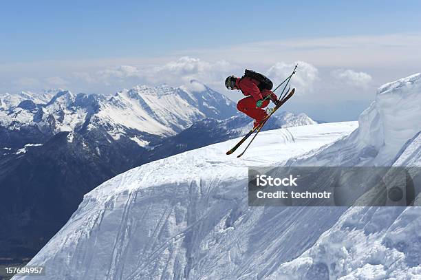Free Ride Skifahrer In Extreme Jump Stockfoto und mehr Bilder von Skifahren - Skifahren, Extremskifahren, Ski