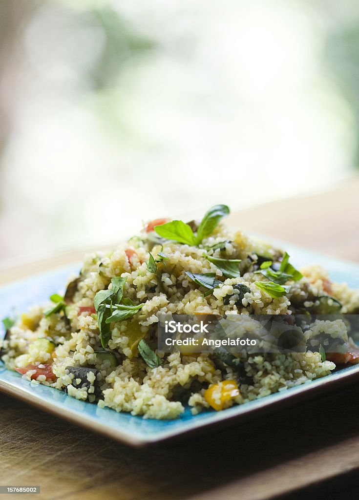 Bulgur 쥬끼니, 토마토 샐러드 신선한 바실은 저녁에만 - 로열티 프리 타블레 샐러드 스톡 사진