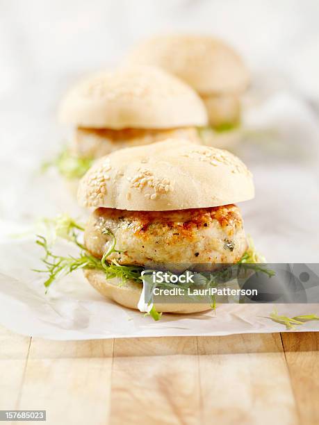 Mini Hamburger Di Tacchino Con Rucola - Fotografie stock e altre immagini di Hamburger di tacchino - Hamburger di tacchino, Piccolo, Alla griglia