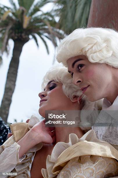 Coppia Flirtare In Costumi Francesi Del Xviii Secolo - Fotografie stock e altre immagini di Maria Antonietta - Regina di Francia