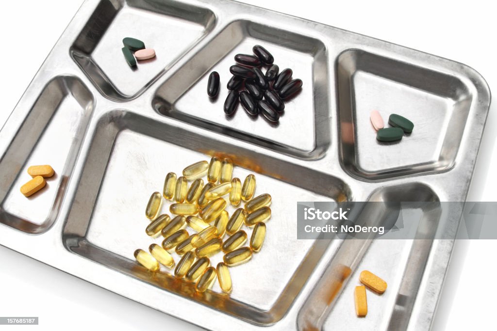 Bandeja de Metal sectional la cena con vitaminas y nutrientes pastillas - Foto de stock de Aceite de pescado libre de derechos