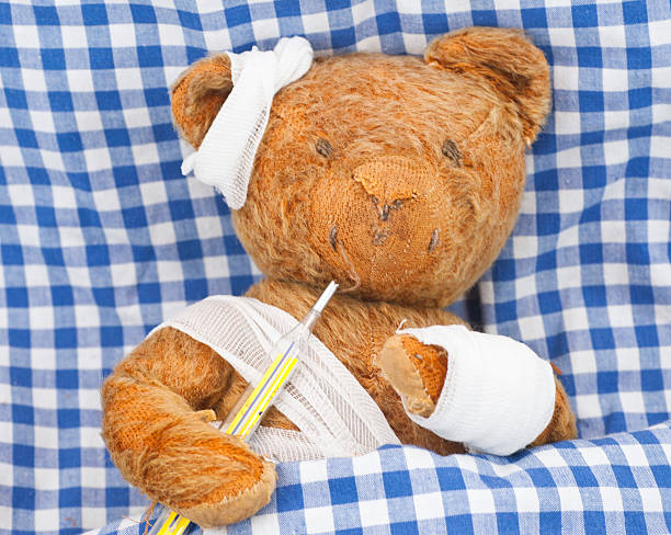 peluche enfermo en cama-kranker teddybär im bett - child physical injury teddy bear wound fotografías e imágenes de stock