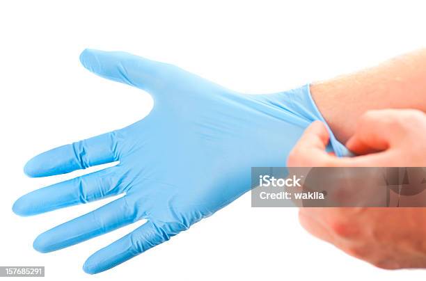 Prepárate Para El Tratamiento De Los Médicos Mano En Guante Azul Higiénico Foto de stock y más banco de imágenes de Guantes de protección