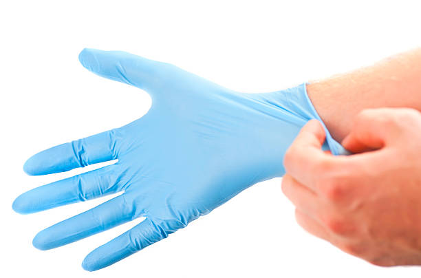 prepare-se para o tratamento de médicos mão em azul luva de higiene - glove surgical glove human hand protective glove - fotografias e filmes do acervo