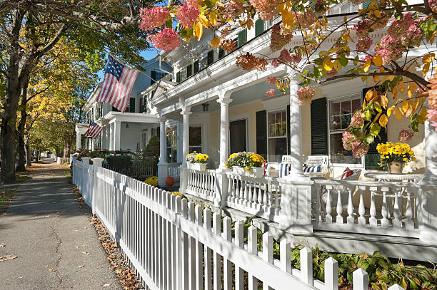 kleinstadt-amerika-straßenszene - house colonial style residential structure new england stock-fotos und bilder