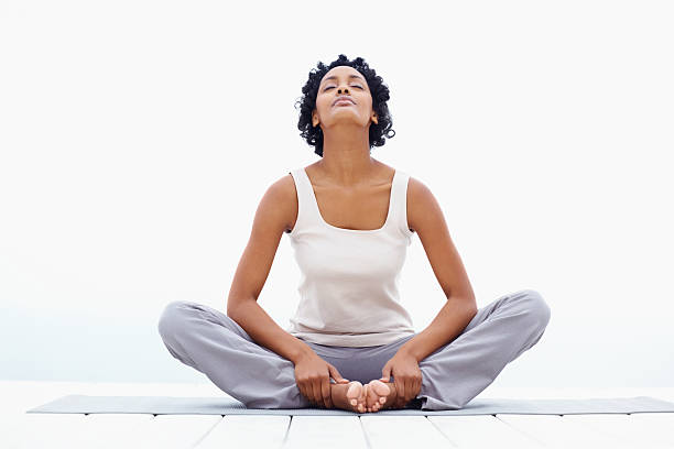 noir saine jeune femme faisant de l'exercice - floor women sitting yoga photos et images de collection