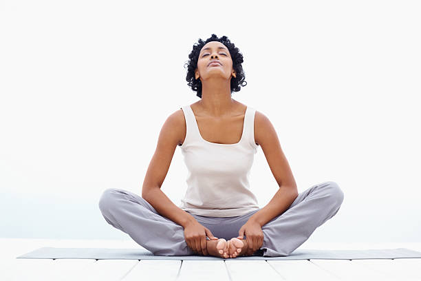 zdrowy młody czarny kobieta ćwiczyć - floor women sitting yoga zdjęcia i obrazy z banku zdjęć