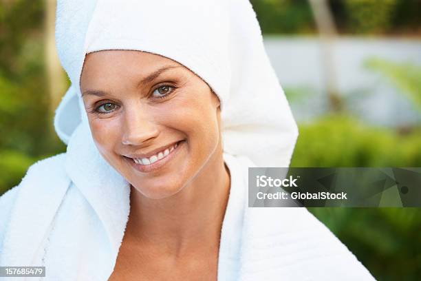 Frescas En Primer Plano De Una Mujer Sonriente En Dayspa Después De Baño Foto de stock y más banco de imágenes de Albornoz