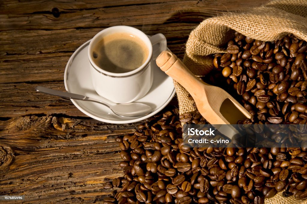 Grano de café en un saco de madera del yute con cucharón - Foto de stock de Abundancia libre de derechos