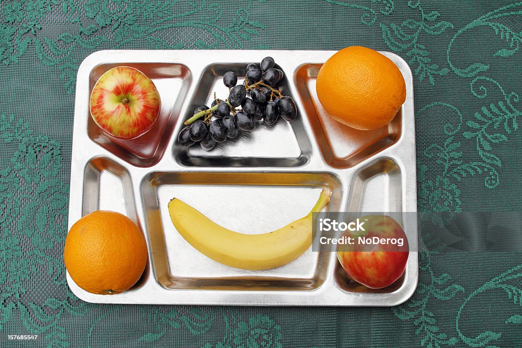 Frutas frescas, a bandeja de metal jantar - Foto de stock de Alimentação Saudável royalty-free