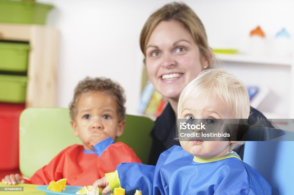 Caucásicos niño bebé/niño con su colega y Carer - Foto de stock de 12-17 meses libre de derechos