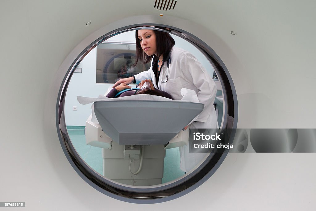 Bela formando médico na Máquina de Tomografia Axial Computorizada com o doente - Royalty-free Dados Foto de stock