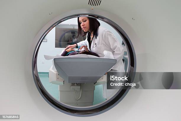 Bela Formando Médico Na Máquina De Tomografia Axial Computorizada Com O Doente - Fotografias de stock e mais imagens de Dados