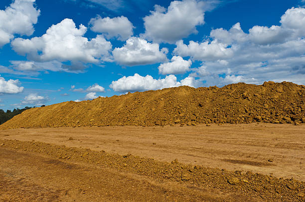 suelo pila y cielo - land industry construction heap fotografías e imágenes de stock