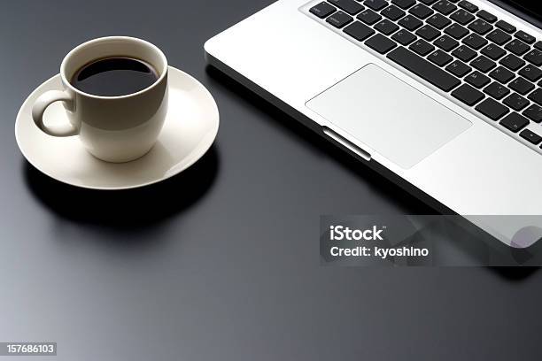 ノートパソコンやコーヒーにブラックのデスク - お茶の時間のストックフォトや画像を多数ご用意 - お茶の時間, オフィス, カップ