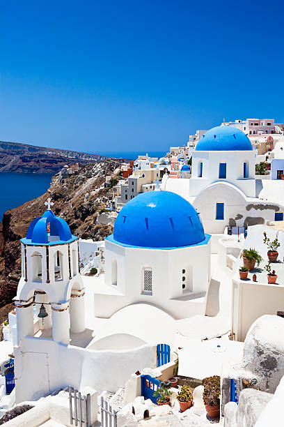 santorini famoso iglesias - travel locations cyclades islands santorini vertical fotografías e imágenes de stock