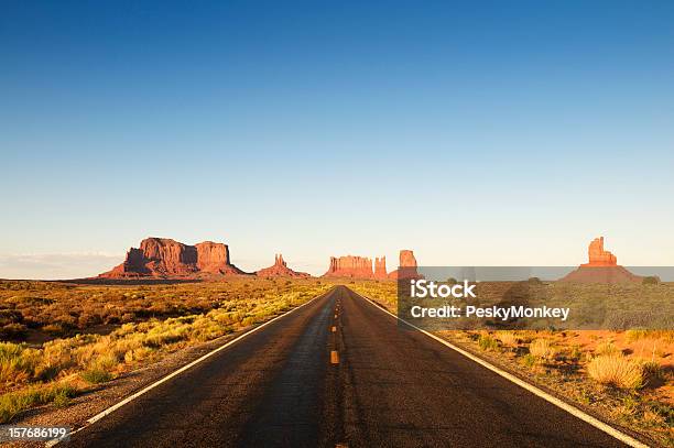 Cita Sudoeste Estadounidense La Autopista Foto de stock y más banco de imágenes de Carretera del desierto - Carretera del desierto, Viaje por carretera, Arizona