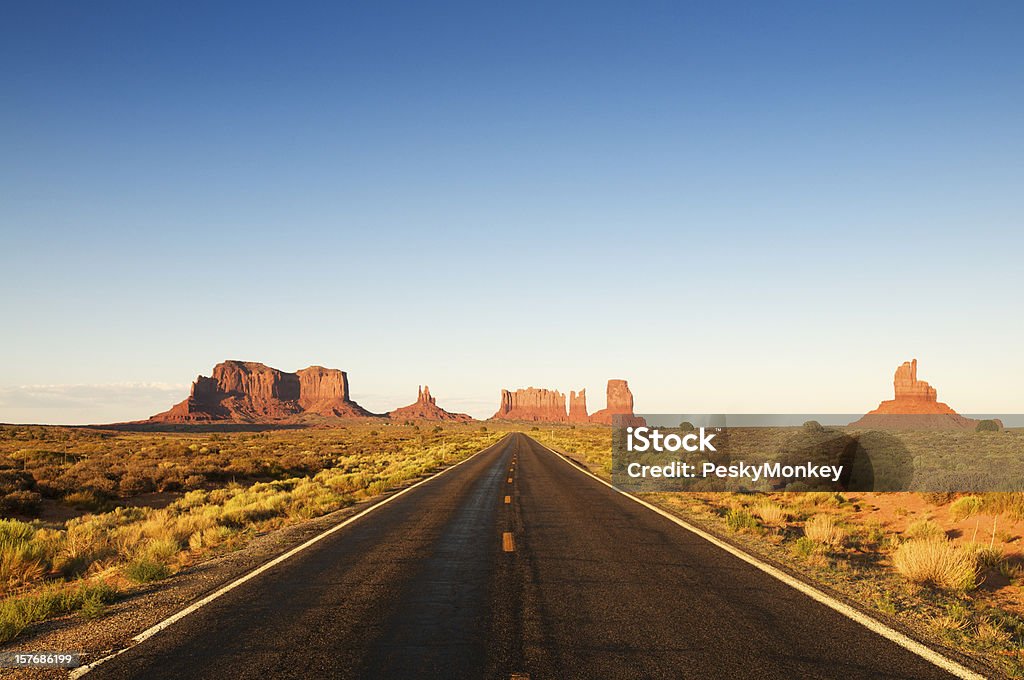 Quintessence de l'autoroute du sud-ouest américain - Photo de Route de désert libre de droits