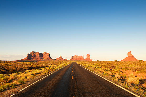 quintessenza autostrada sud-ovest americano - monument valley usa panoramic foto e immagini stock