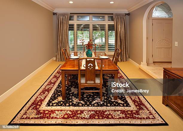 Amplia Con Mesa De Comedor Para Cuatro Personas Foto de stock y más banco de imágenes de Alfombrilla persa - Alfombrilla persa, Alfombrilla, Amarillo - Color