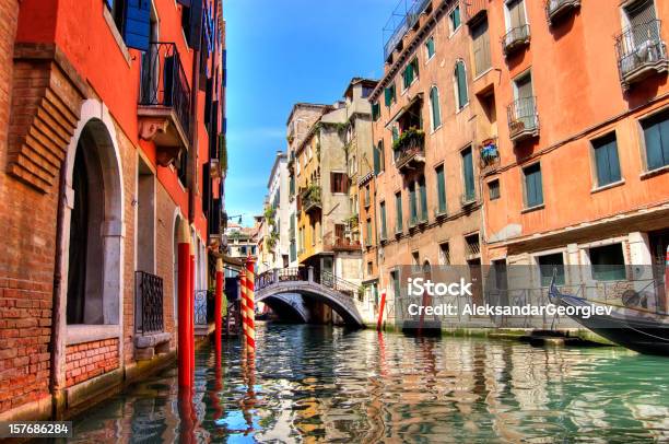 Colorato Canale Di Venezia Italia - Fotografie stock e altre immagini di Acqua - Acqua, Ambientazione tranquilla, Architettura