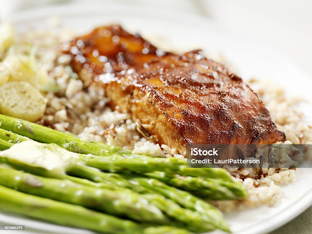 Filete de salmón con arroz salvaje - Foto de stock de Arroz integral libre de derechos