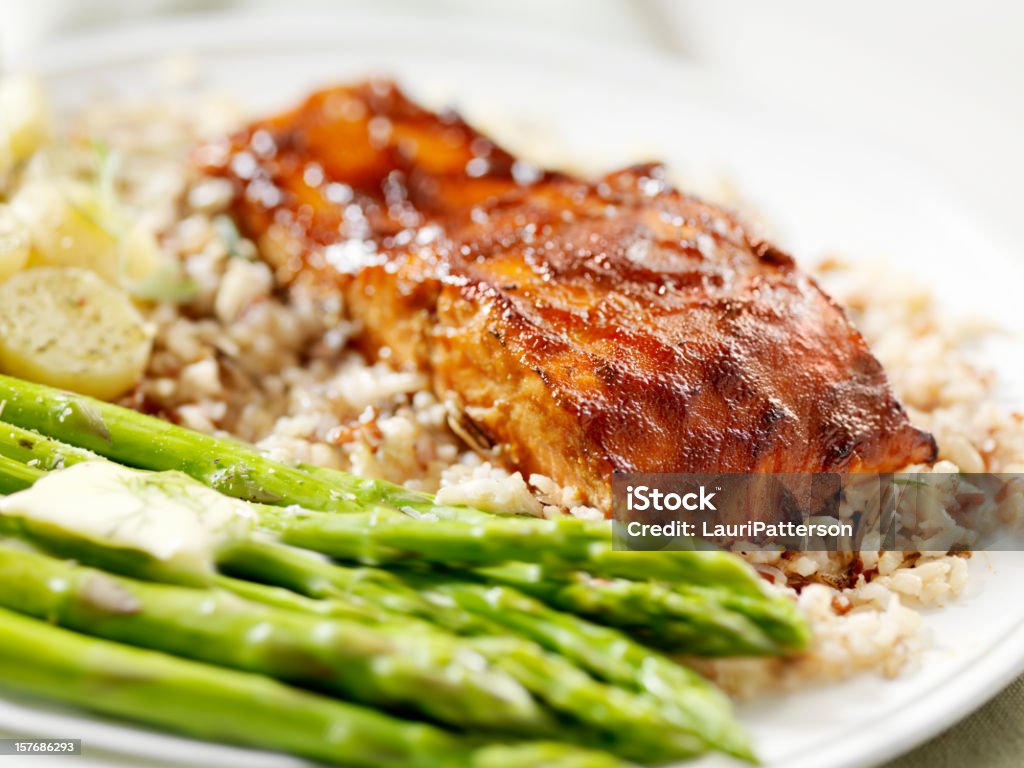 Filet de saumon, riz sauvage - Photo de Poisson libre de droits