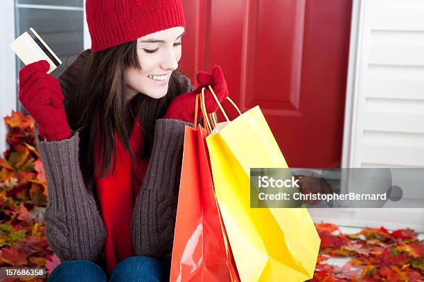 추절 쇼핑 신용 카드에 대한 스톡 사진 및 기타 이미지 - 신용 카드, 가을, 스웨터