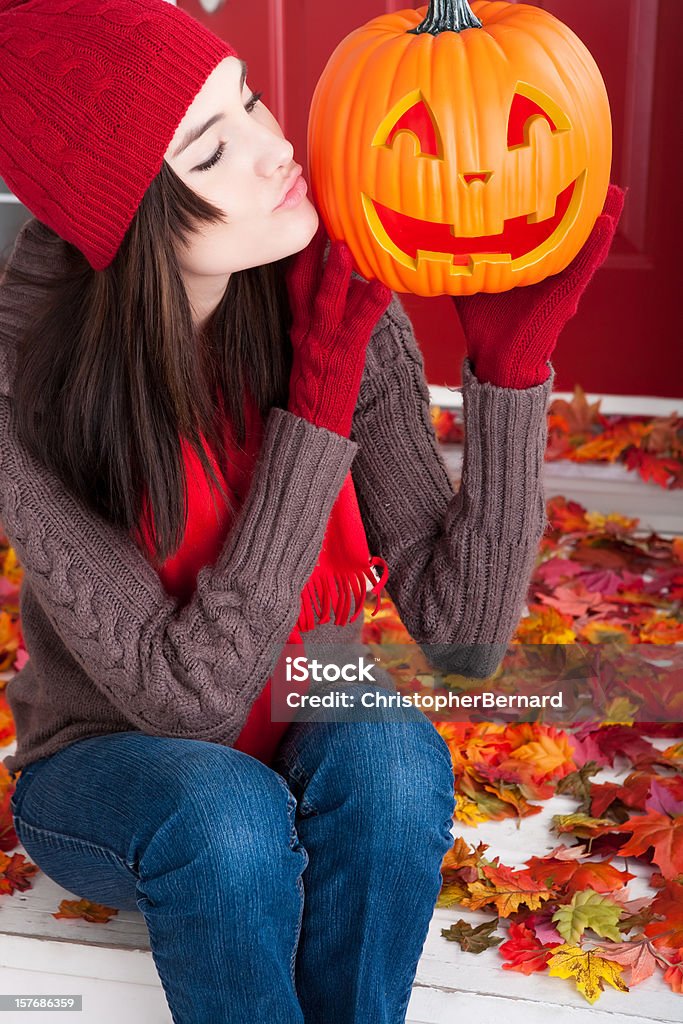 Jovem beijando jack o lantern - Foto de stock de Dia das Bruxas royalty-free