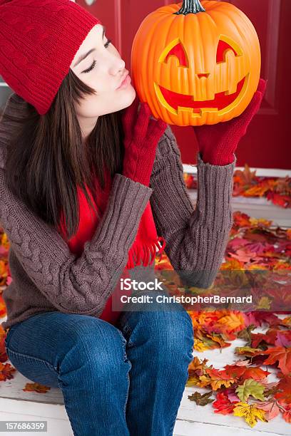 Foto de Jovem Beijando Jack O Lantern e mais fotos de stock de Dia das Bruxas - Dia das Bruxas, Flertar, 18-19 Anos