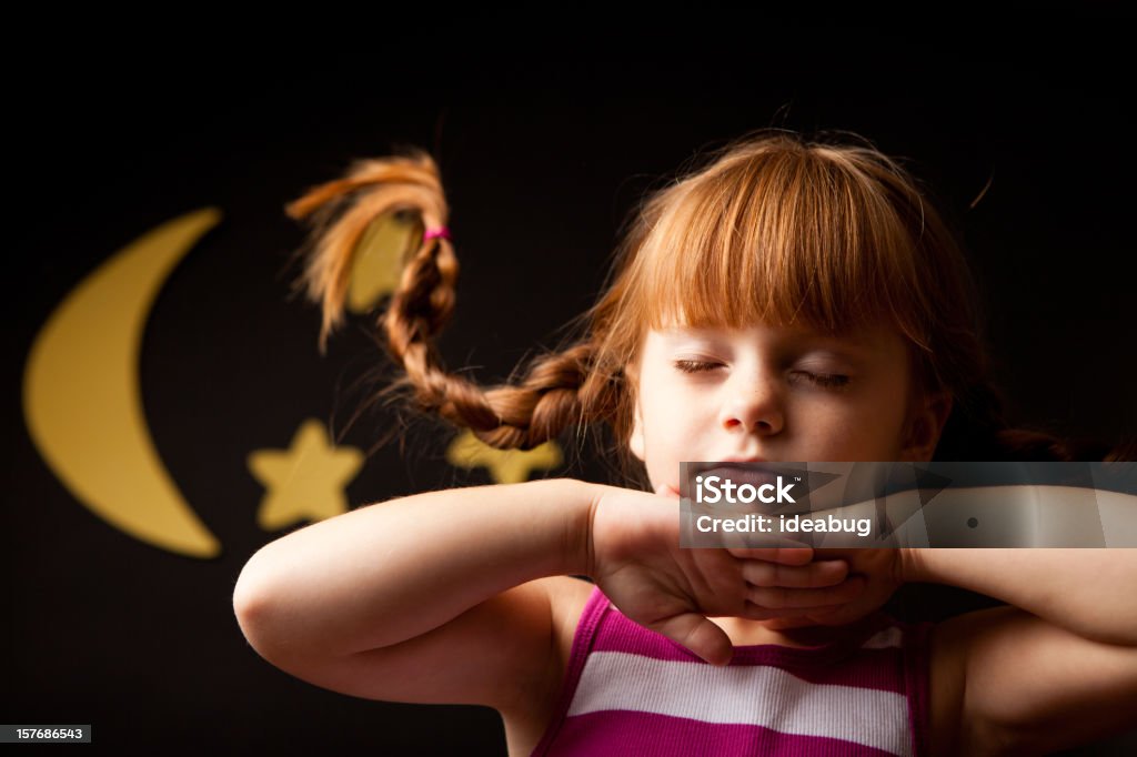 Menina com tranças para cima dormir sob a lua e as estrelas - Foto de stock de 4-5 Anos royalty-free