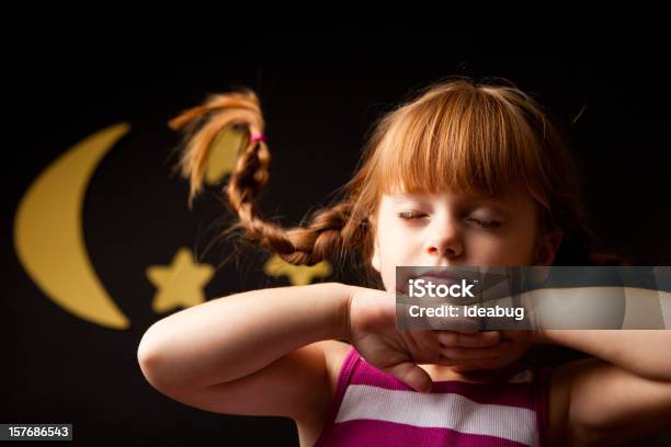 Foto de Menina Com Tranças Para Cima Dormir Sob A Lua E As Estrelas e mais fotos de stock de 4-5 Anos