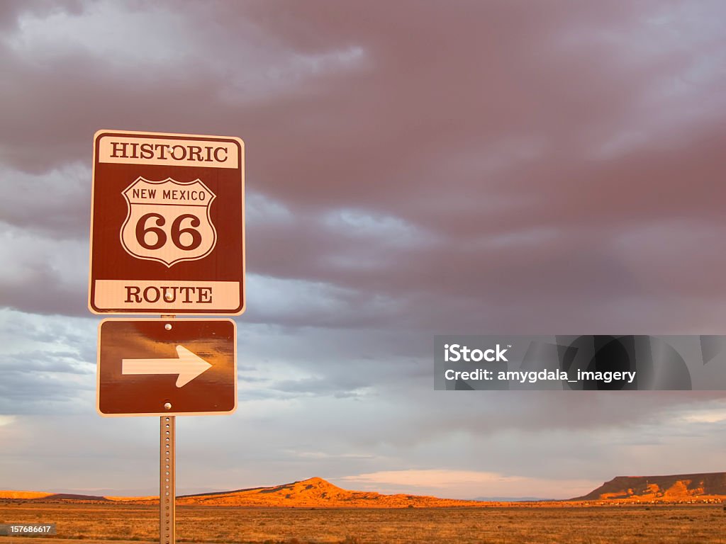 Señal de route 66 y el paisaje del desierto al atardecer - Foto de stock de Route 66 libre de derechos