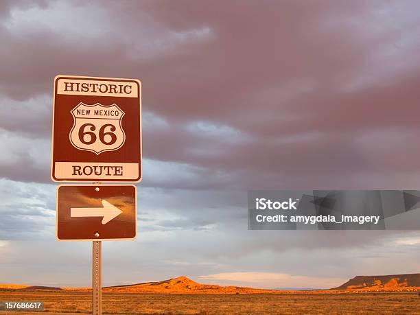 Señal De Route 66 Y El Paisaje Del Desierto Al Atardecer Foto de stock y más banco de imágenes de Route 66