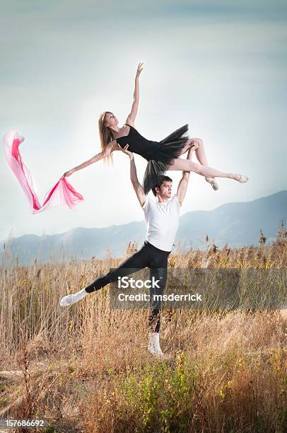 Foto de Dança Casal e mais fotos de stock de Dançarina de Balé - Dançarina de Balé, Exterior, 20 Anos