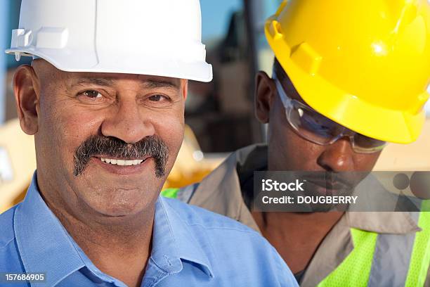 Trabalhadores De Construção - Fotografias de stock e mais imagens de Adulto - Adulto, Adulto maduro, Artesão