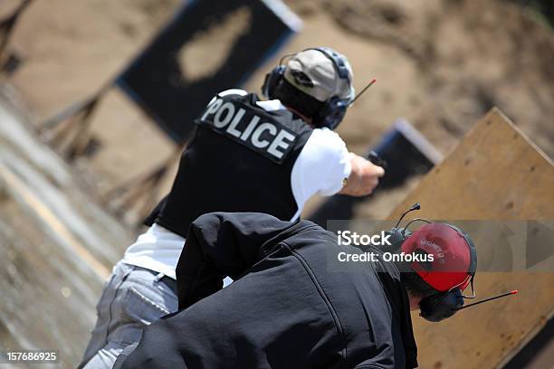 Polizisten Officer Shooting 9 Mmpistole Mit Fitnesstrainer Stockfoto und mehr Bilder von Sportschießen
