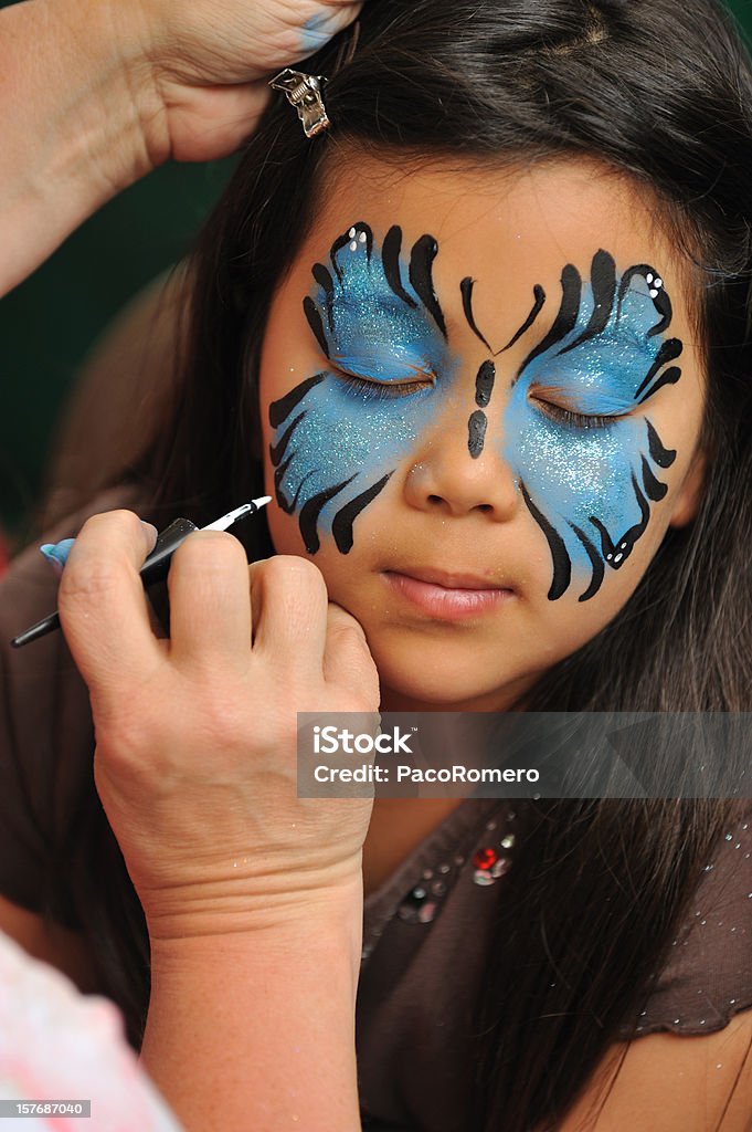 Bambina con il suo viso dipinto. - Foto stock royalty-free di Pittura per il viso