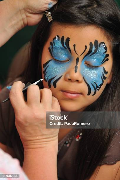 Bambina Con Il Suo Viso Dipinto - Fotografie stock e altre immagini di Pittura per il viso - Pittura per il viso, Bambino, Carnevale scolastico