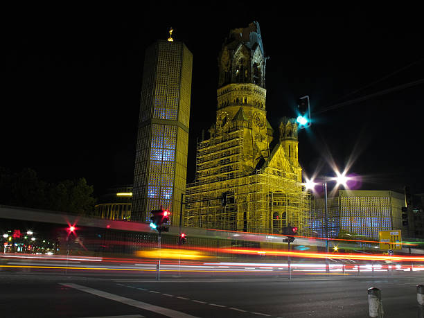 ベルリンカイザーウィルヘルム記念教会（ドイツ）の夜 - lichtspur ストックフォトと画像