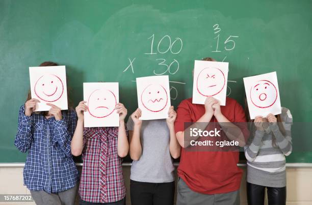 Anonimo Studenti - Fotografie stock e altre immagini di Emozione - Emozione, Bambino, Educazione