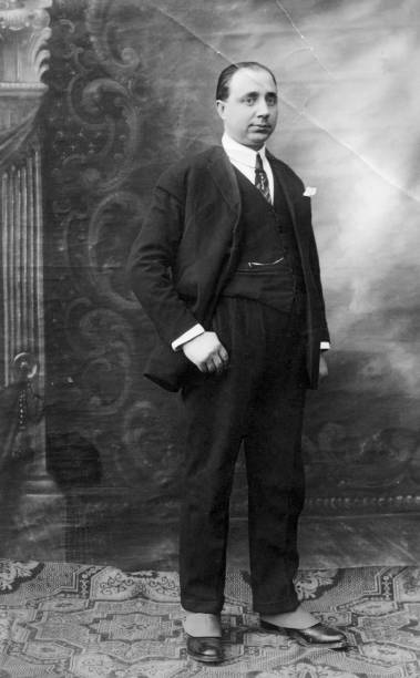 uomo d'affari nel 1920, bianco e nero. - 20s businessman suit people foto e immagini stock