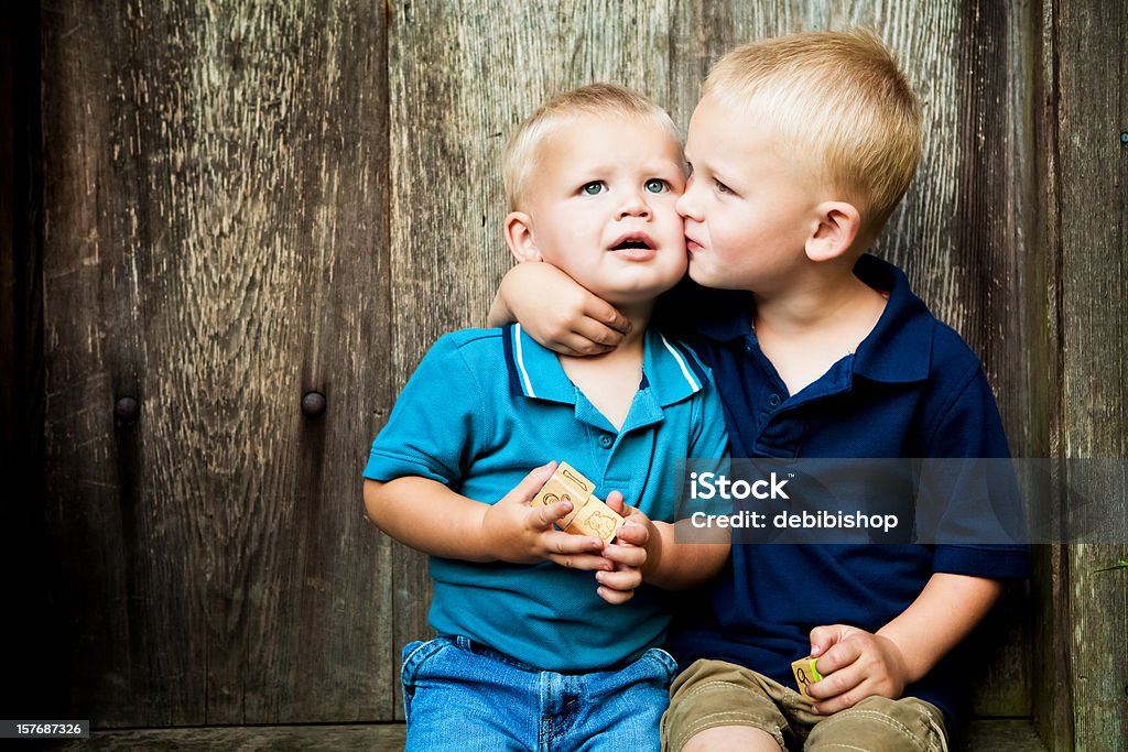 Big Brother beijando pequenos - Foto de stock de 2-3 Anos royalty-free